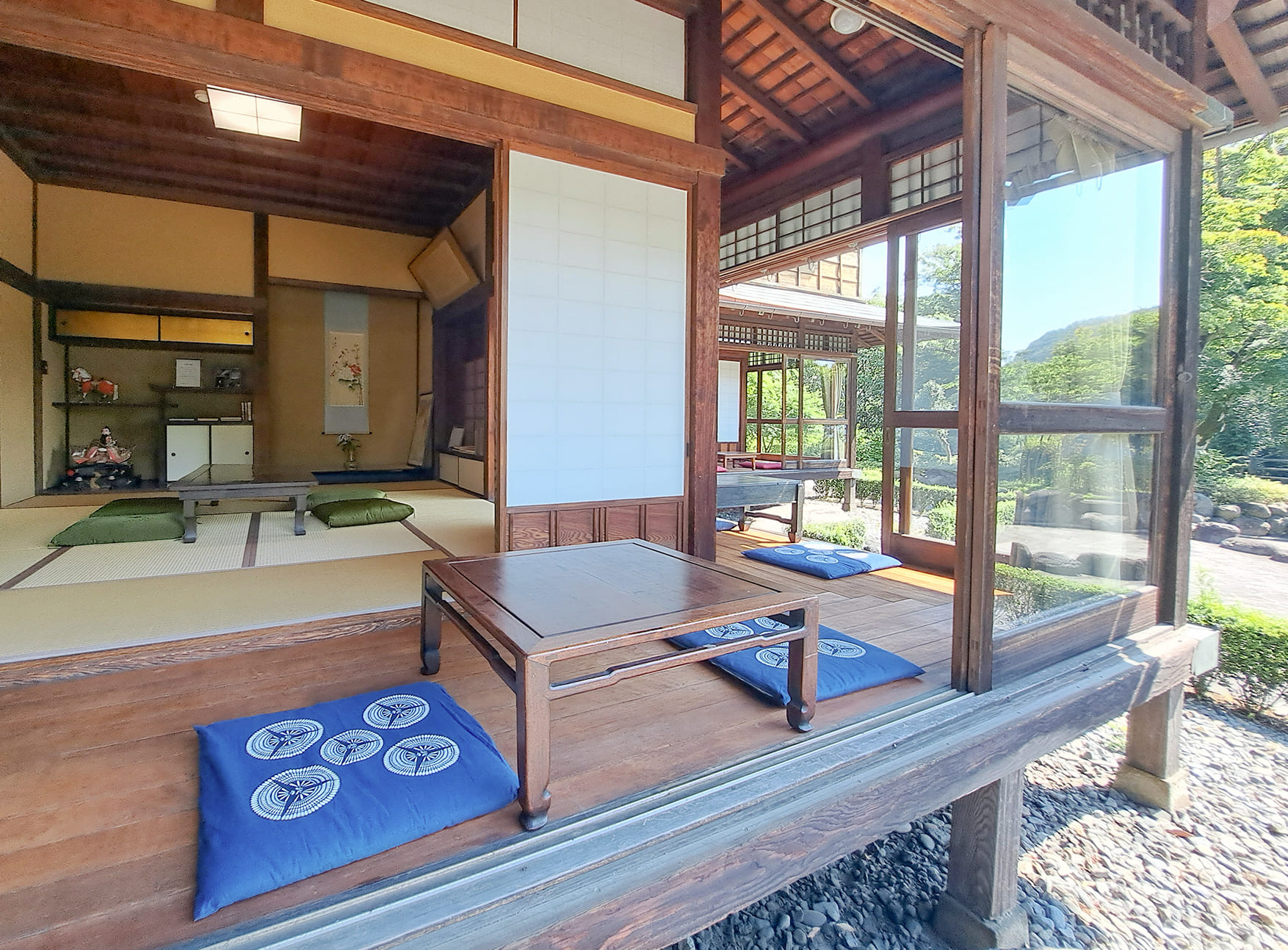 豊門会館の和室と庭に面した縁側